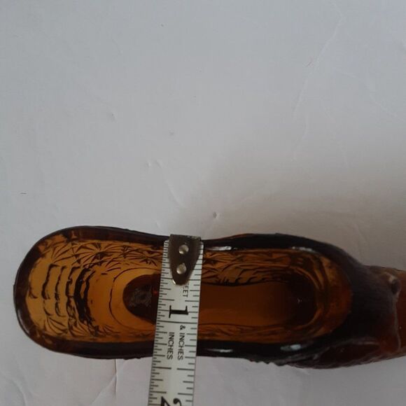 Fenton Glass Shoe with Cat - Amber Glass with Daisy Button pattern - Picture 7 of 10